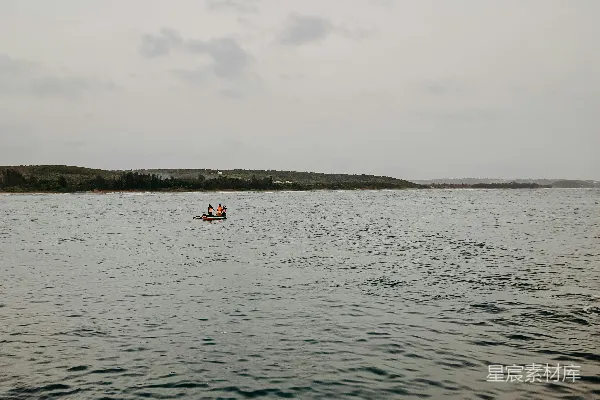 高清摄影 几艘小船漂浮在一大片水面上
