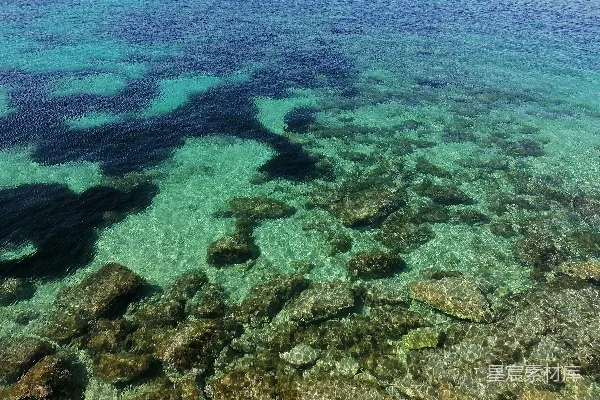 高清摄影 水中有一块岩石的物体