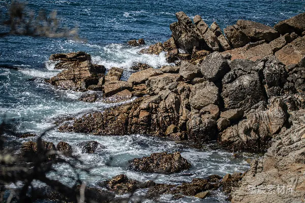 高清摄影 棕色的岩石海岸在白天有海浪涌动