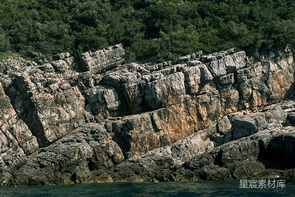 高清摄影 山边一块巨大的岩石 formations