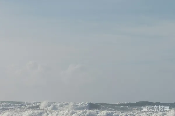 高清摄影 几人骑着冲浪板在波浪上