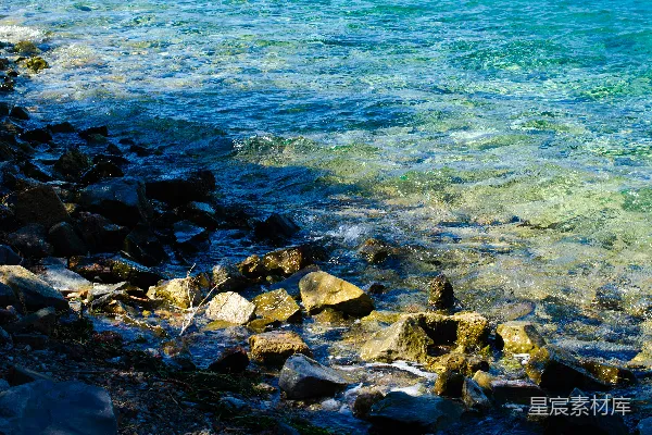 高清摄影 一条水体紧邻岩石海岸