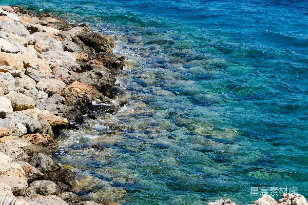 高清摄影 白天的灰色岩石海岸，蓝色海水