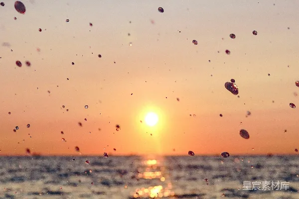 高清摄影 夕阳西下，海面上泛着波纹。