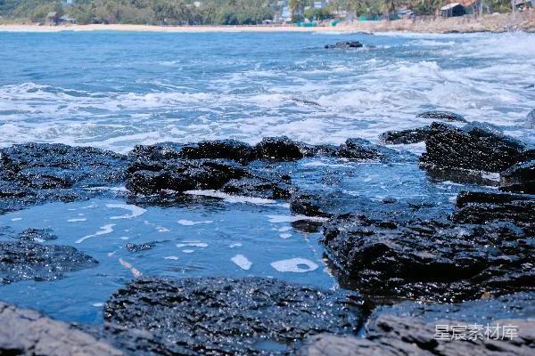 高清摄影 一片广阔的水域紧挨着岩石海岸