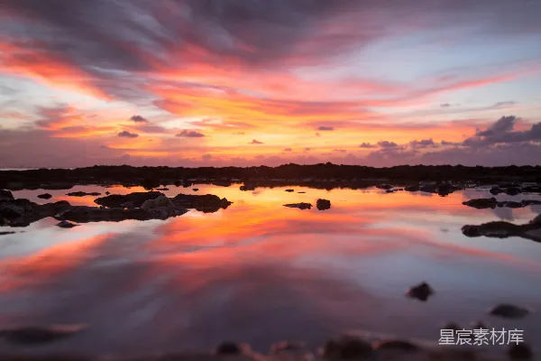 高清摄影 夕阳映照着水面上的天空和云彩