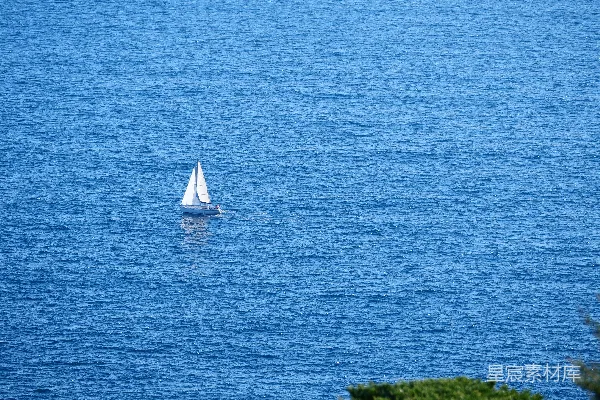 高清摄影 白天白帆船在蓝色海面上
