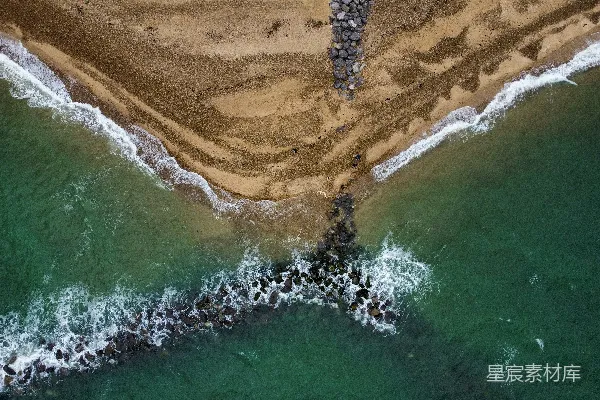 高清摄影 海滩上空俯视景象，海浪拍打着沙滩