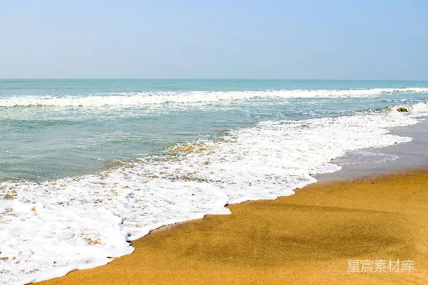 高清摄影 一片被海浪拍打的金色沙滩