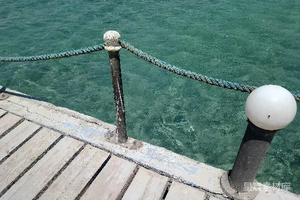 高清摄影 木质码头护栏 overlooking清澈的天蓝色水