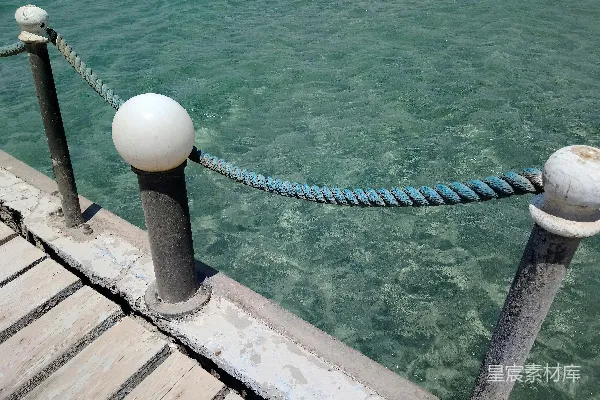 高清摄影 木制栈桥护栏环绕着清澈的天蓝海水