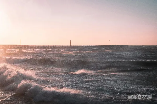 高清摄影 海浪在白天拍打海岸