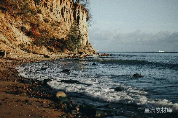 高清摄影 水边一块岩石嶙峋的悬崖
