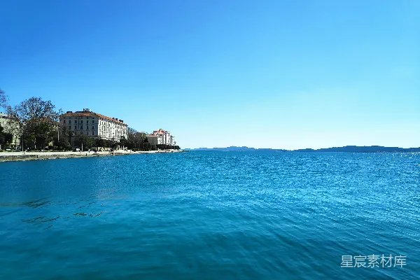 高清摄影 背景中有建筑的水域