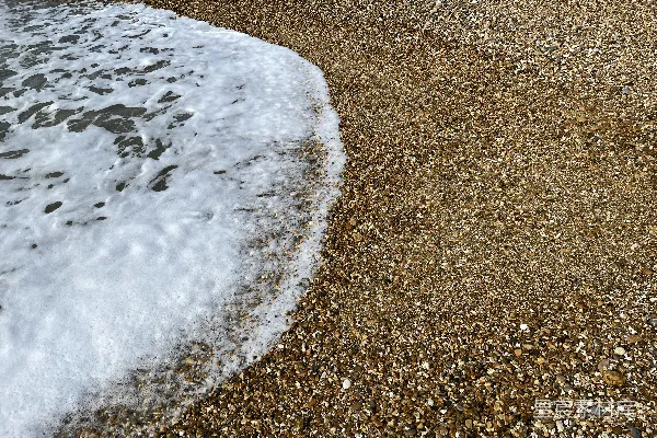 高清摄影 一片沙滩上波浪正朝岸边涌来
