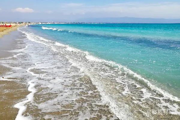 高清摄影 海浪在白天拍打海岸