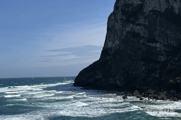 高清摄影 海边悬崖上的一个阳光明媚的日子。