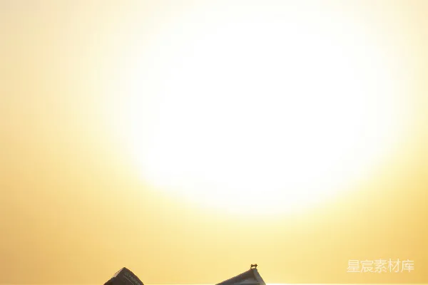 高清摄影 夕阳下的棕色小船海滩上