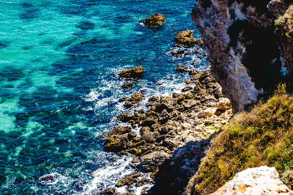高清摄影 棕色的落基山脉旁边是大海，在白天。
