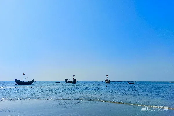 高清摄影 一群船只漂浮在水面上