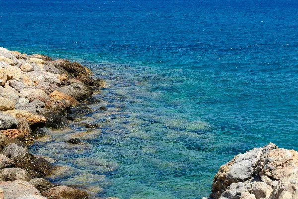 高清摄影 一片岩石嶙峋的海岸线，清澈蔚蓝的海水。