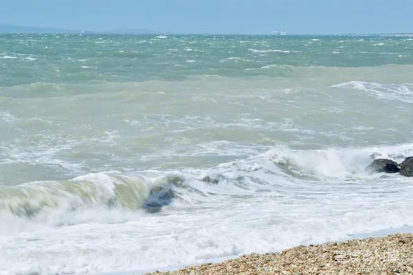 高清摄影 白天海浪拍打在岸边