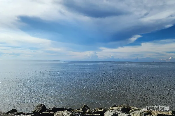 高清摄影 一大片水域紧邻着岩石海岸