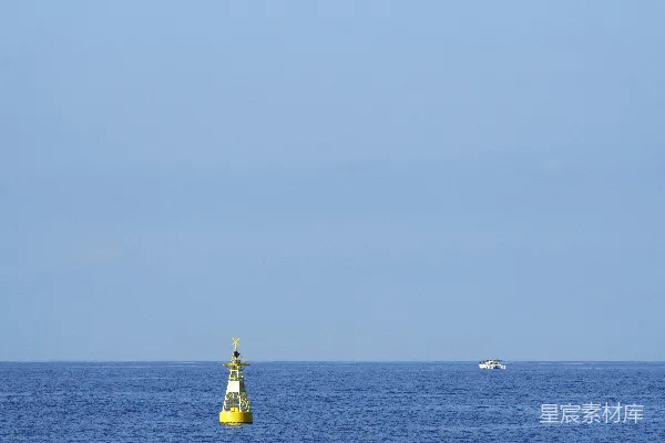 高清摄影 海洋中漂浮着一只黄色的救生浮标