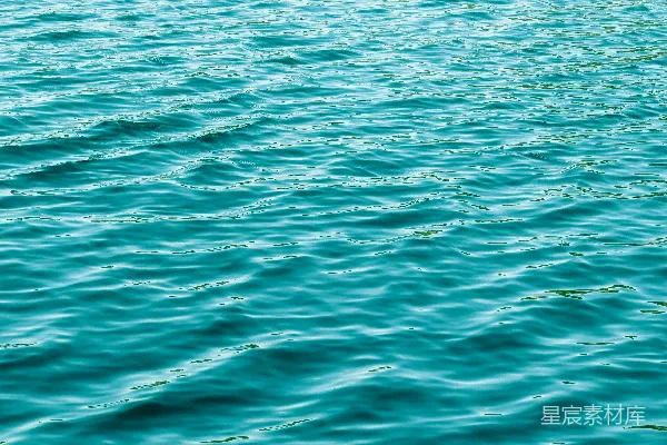 高清摄影 一艘船漂浮在一大片水面上