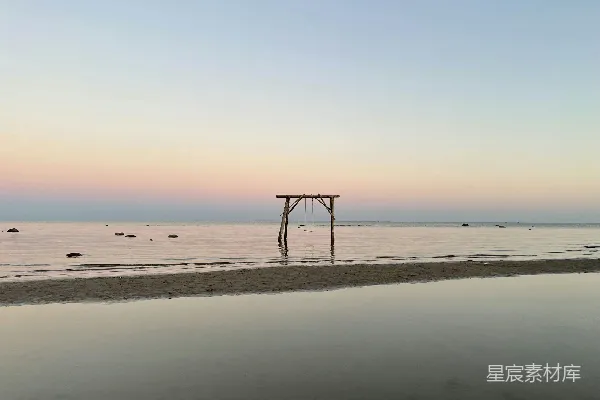 高清摄影 白天棕色木制救生塔海边