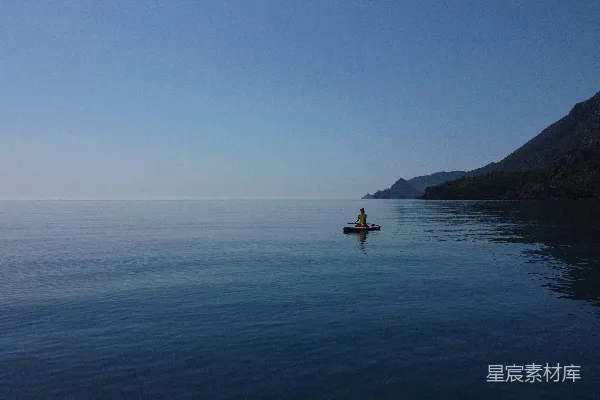 高清摄影 一个人在小船上漂浮在一片水域上