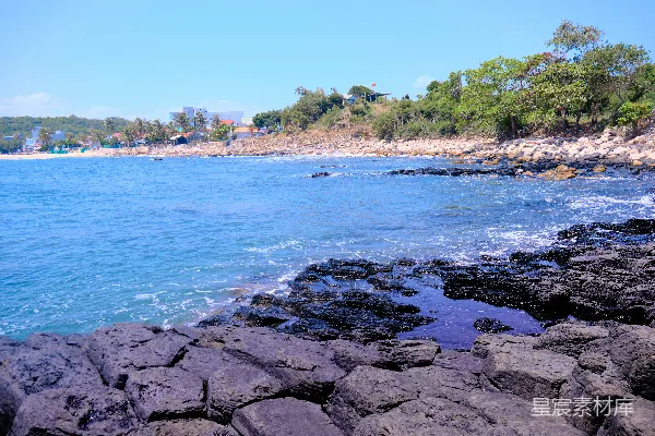 高清摄影 一片岩石海岸线，周围环绕着水域。