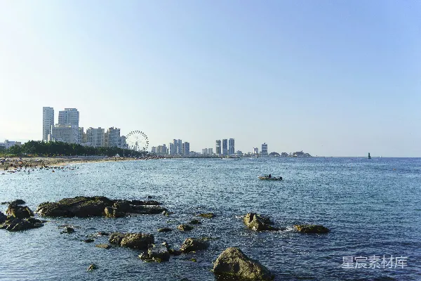 高清摄影 背景中的城市与一片海滩的景象