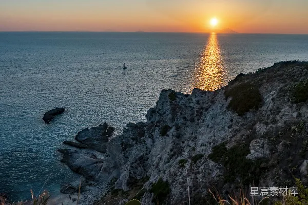 高清摄影 夕阳西下，海面上有一艘船在远处。