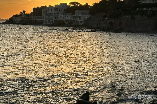 高清摄影 背景中有许多建筑物的一片水域