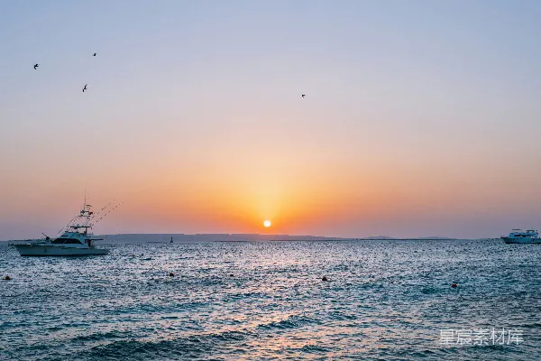 高清摄影 夕阳西下，海面上停着船只。