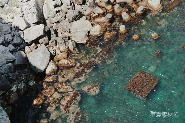 高清摄影 灰岩海岸带蓝色海水