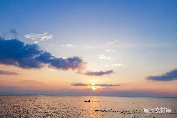 高清摄影 夕阳西下，海面上停着几艘船。