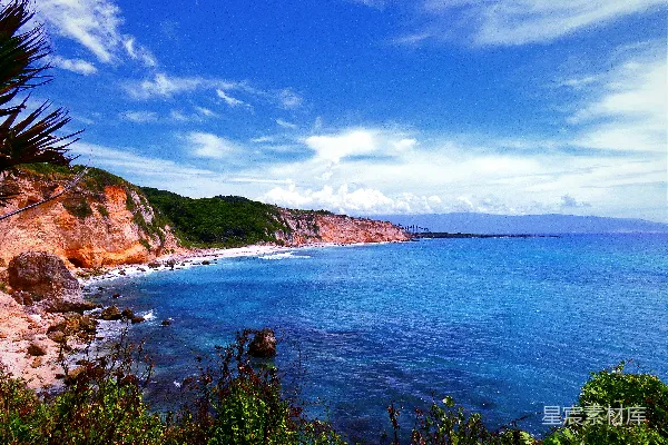 高清摄影 海岸峭壁在一片阴云的背景下拥抱着蔚蓝的大海。