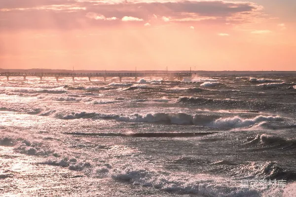 高清摄影 海浪在日落时分拍击着岸边