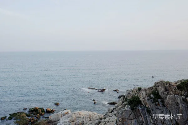 高清摄影 rocky海岸与浩瀚宁静的大海相接。