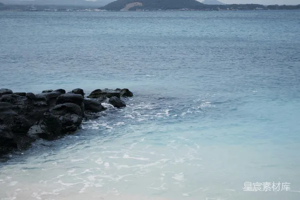 高清摄影 远处有山的海滩。
