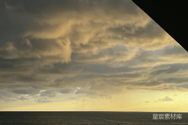 高清摄影 夕阳下的海洋，云彩有趣。