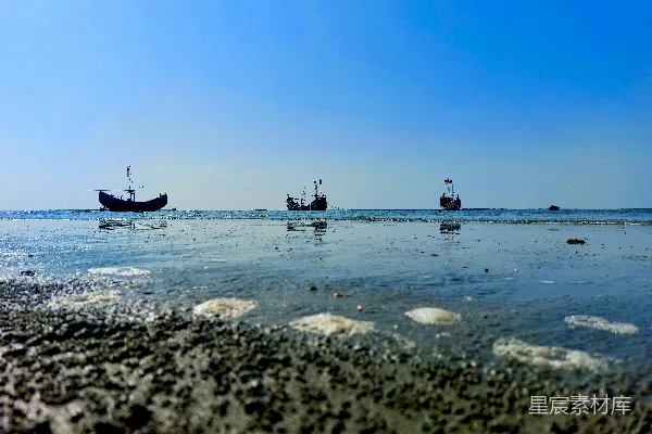 高清摄影 一群小船漂浮在水面上