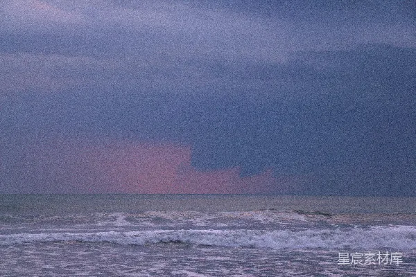 高清摄影 海边一个骑着冲浪板的人在波浪上移动