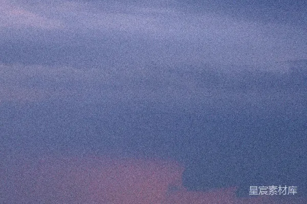 高清摄影 海滩上一个人拿着冲浪板行走