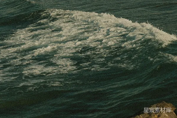 高清摄影 海边一个男子骑在海浪上的冲浪板上
