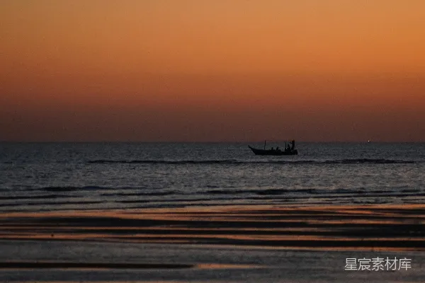 高清摄影 夕阳下船只驶过大海。