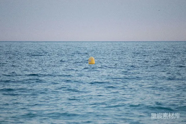 高清摄影 海洋中漂浮着一盏黄色的浮标
