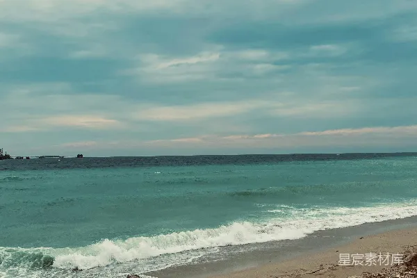 高清摄影 海边一个人拿着冲浪板行走